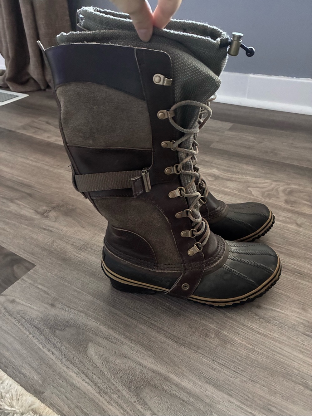Sorel Conquest Carly lace-up duck boots
Size 8